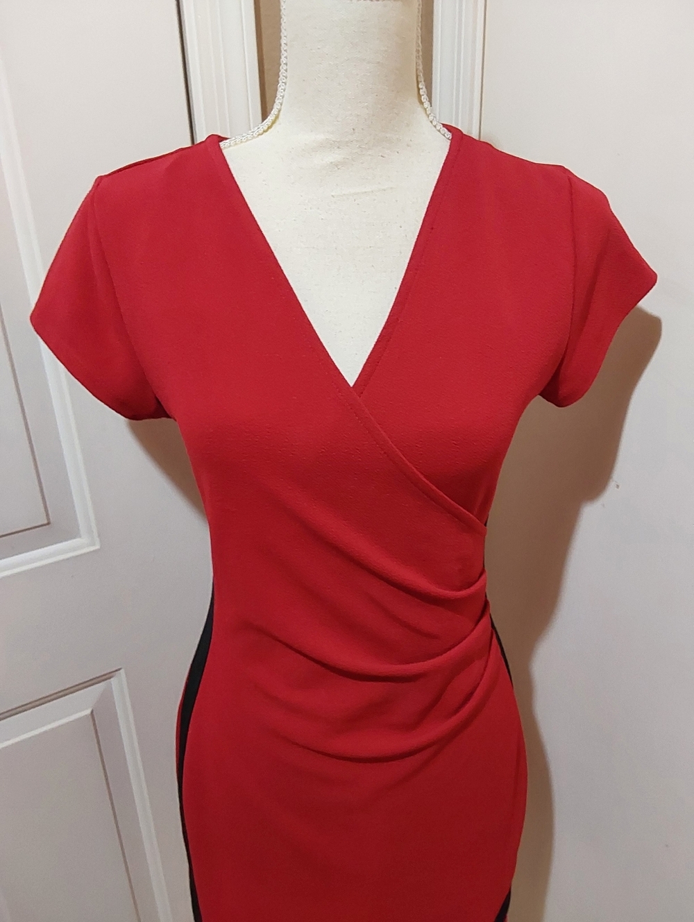 🌺 Like New Almost Famous Professional Red Dress with Black Trim - Picture 3 of 11